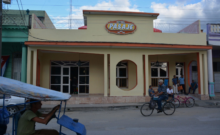 Hotel Pasaje, instalación icónica de la faz citadina cumanayagüense. /Foto: Modesto Gutiérrez (ACN)