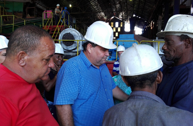 El primer secretario del Partido en Cienfuegos, Félix Duartes Ortega, intercambia con trabajadores y directivos del central 14 de Julio. /Foto: Armando