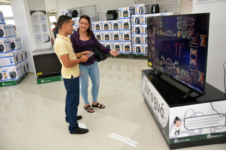 La Panamericana Juraguá es la segunda unidad abierta en la capital provincial cienfueguera para la venta de electrodomésticos y autopartes mediante pago por tarjeta magnética com respaldo en moneda libremente convertible. /Foto: Modesto Gutiérrez (ACN)