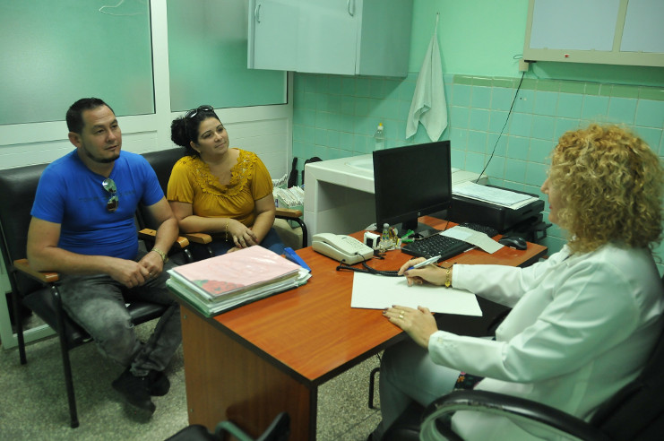 La Dra. Aimed María Reyes Pérez, especialista de I grado en Gineco-Obstetricia, atiende en consulta a una pareja de espirituanos. /Foto: Juan Carlos Dorado