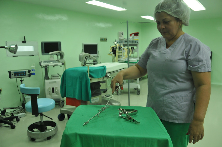 Maribel Leyva Valladares, enfermera licenciada con más de 25 años de labor, perinatóloga, prepara la mesa quirúrgica para una fertilización in vitro. /Foto: Juan Carlos Dorado