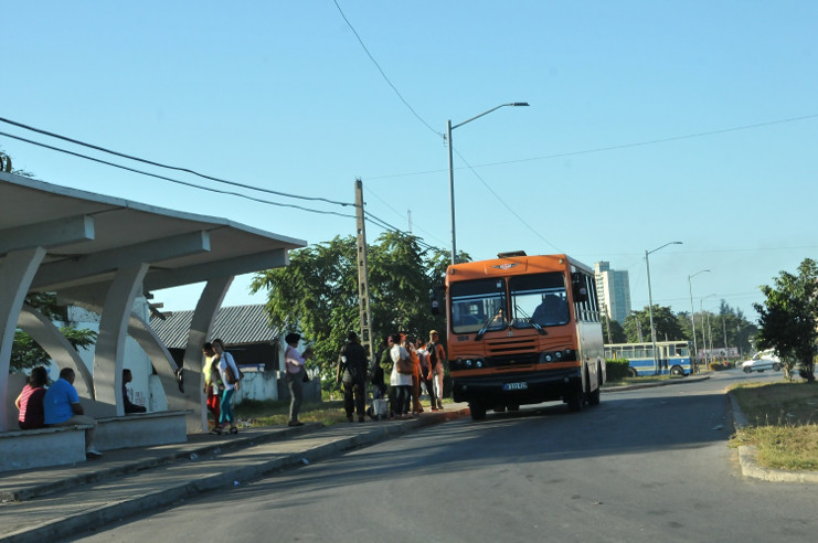 Ómnibus de la Empresa de Transporte Escolar contribuye a la transportación en el punto de embarque del T-15. /Foto: Juan Carlos Dorado