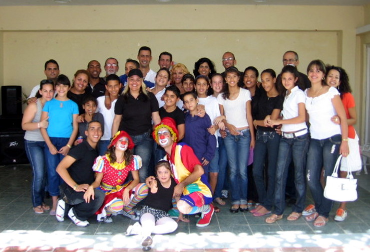 Fotos del recuerdo del programa Sombrero Azul. Sesión en el estudio dramático de Radio Ciudad del Mar. /Foto: Cortesía de los entrevistados