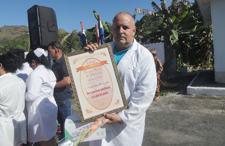 El Dr. Julio D. Fernández Águila, nominado al Premio Anual de Salud 2019, vivió las emociones del recuerdo de sus años de servicio social en aquel lugar y los del reconocimiento de sus colegas. /Foto: Magalys