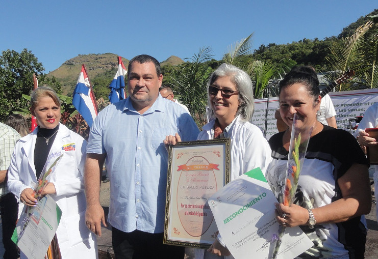 Las máximas autoridades de Partido y el Gobierno, compartieron con los trabajadores de la Salud esta jornada del 3 de diciembre, Día de la Medicina Latinoamericana. /Foto: Magalys