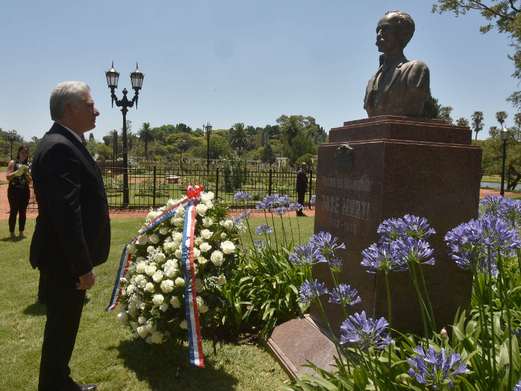 Díaz-Canel siguió luego hasta el Parque Tres de Febrero, que atesora el hermoso Jardín de los Poetas, en el Rosedal. Allí, entre otros grandes como Shakespeare, Dante Alighieri, Antonio Machado, García Lorca, Luis Borge o Alfonsina Storni, está el busto de José Martí, nacido de las manos de los escultores argentinos, Marta y Pablo Ibarra. /Foto: Estudios Revolución