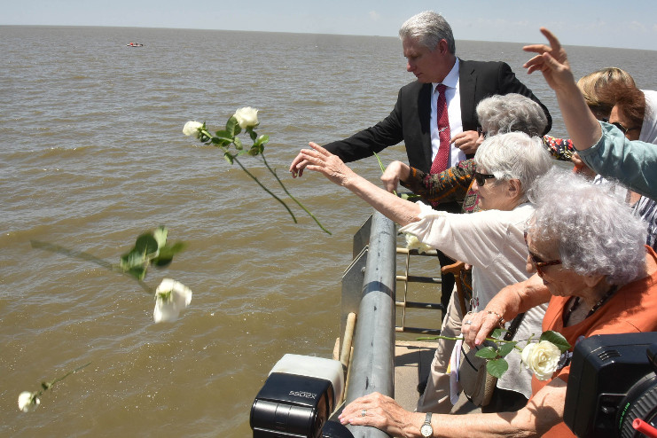 Al final del recorrido, el Jefe de Estado se encontró con algunas de las valerosas abuelas de Plaza de Mayo y junto a ellas lanzó rosas al río La Plata, testigo mudo de miles de desapariciones durante la dictadora militar. /Foto: Estudios Revolución