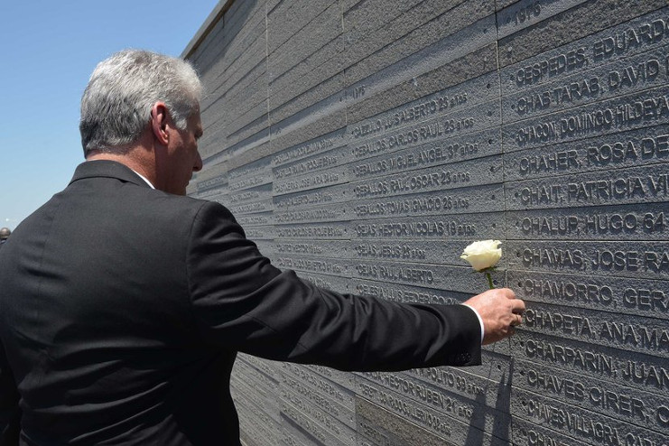 El Presidente cubano llegó al Parque de la Memoria, un sitio estremecedor, una herida a cielo abierto, que no pretende ser cementerio sino lugar para la esperanza y la vida. Desaparecidos de 36 países encuentran allí el tributo permanente. Entre ellos están los nombres de los jóvenes cubanos Jesús Cejas y Crescencio Galañena, torturados y asesinados mientras cumplían servicio diplomático en ese país. /Foto: Estudios Revolución