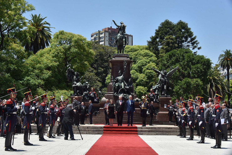 Luego del encuentro con empresarios e intelectuales, Díaz-Canel reservó especial espacio para rendir tributo a la historia sobre la que se levantan, dignamente, los pueblos. El recorrido comenzó por la céntrica plaza San Martín, una de las más antiguas de la ciudad de Buenos Aires, donde se erige el imponente monumento ecuestre en bronce del Héroe Nacional de Argentina, José de San Martín, a quien honró con una ofrenda floral y un minuto de silencio. /Foto: Estudios Revolución