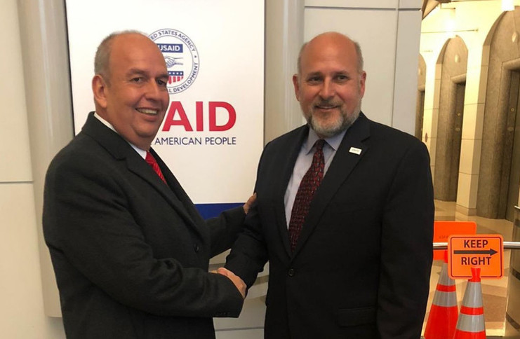 El ministro de Interior del Gobierno de facto, Arturo Murillo, expresó su satisfacción por el interés del organismo estadounidense en "apoyar" a su país. En la foto con el administrador adjunto para América Latina y el Caribe de la USAID, John Barsa. /Foto: Twitter @ArturoMurilloS