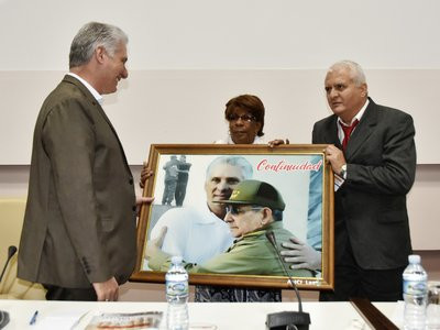 Jorge Luis Cala Ledezma, presidente de la ANCI, hizo entrega a Díaz-Canel de un cuadro, “como recuerdo de este ejército de agradecidos que jamás le fallará a la Revolución". /Foto: Estudios Revolución.