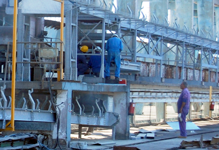 Trabajadores de la Empresa de Construcción de Obras de Ingeniería número 6 (ECOI-6) ejecutan el montaje del transportador en la planta de cereales de Cienfuegos. /Foto: Barreras Ferrán.