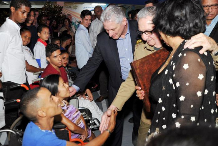 Raúl y el presidente Miguel Díaz-Canel Bermúdez, saludan a los infantes, el tesoro mejor cuidado de la Revolución. /Foto: Estudios Revolución
