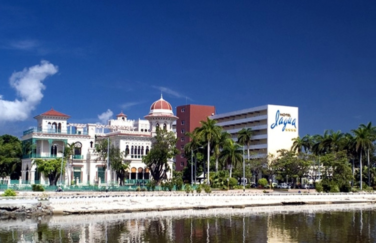 Las pretensiones del proyecto encabezado por el capo Meyer Lansky eran convertir el Palacio de Valle y el hotel Jagua construido en sus jardines, en un gran complejo de juego. /Foto: Holiplus