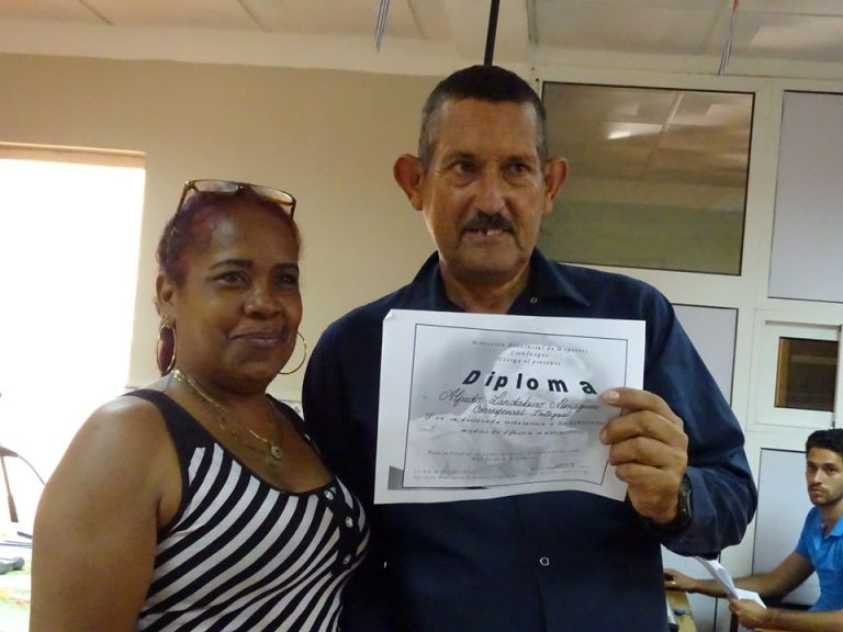 Alfredo Landaburo Almaguer recibe su premio como Corresponsal Más Integral de Cienfuegos en 2019. /Foto: Lissy Mejías