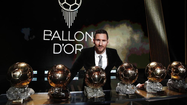 Messi posa con sus seis Balones de Oro. /Foto: Yoan Valat (EFE/EPA)