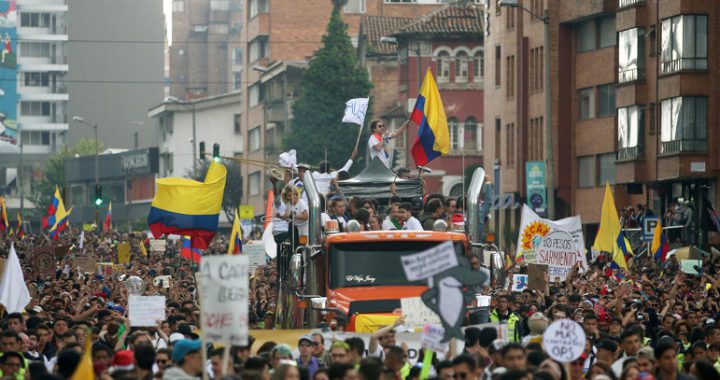 Manifestantes en una multitudinaria marcha durante el paro nacional en Bogotá. 8 de diciembre de 2019. /Foto: Luisa González (Reuters)