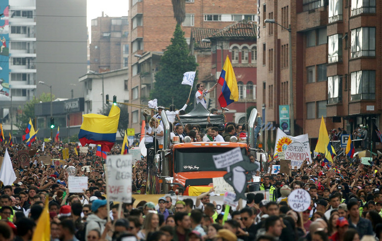 Manifestantes en una multitudinaria marcha durante el paro nacional en Bogotá. 8 de diciembre de 2019. /Foto: Luisa González (Reuters)