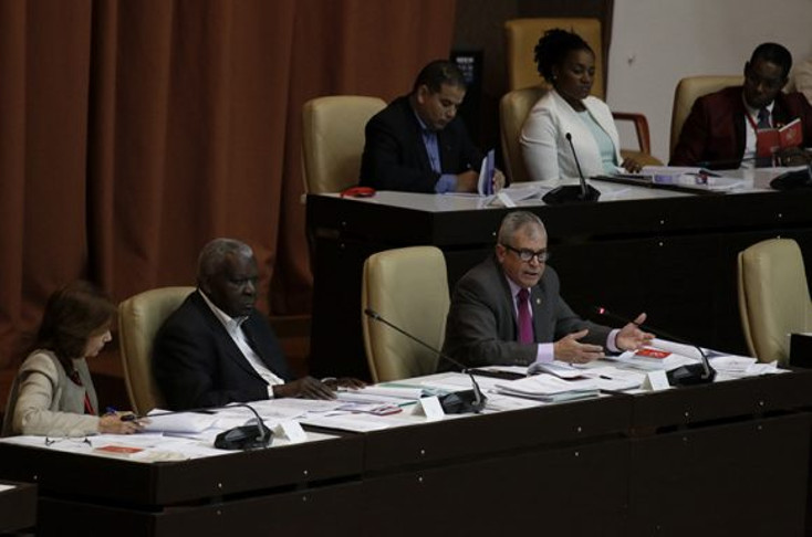 El secretario de la Asamblea Nacional, Homero Acosta, explicó los principales aportes de la propuesta de ley. /Foto: Abel Padrón Padilla (Cubadebate)