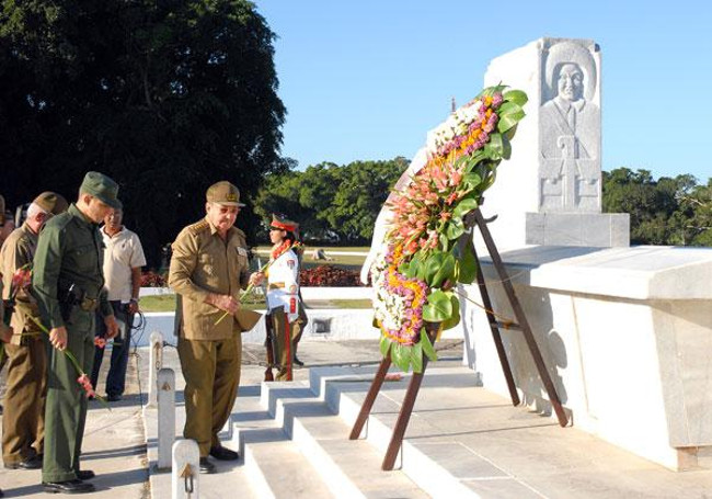 En el aniversario 20 de la Operación Tributo, el General de Ejército rindió sentido homenaje a los héroes. /Foto: Calixto N. Llanes