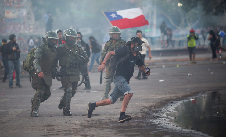 Un manifestante huye de la Policía durante una protesta contra el gobierno de Chile en Santiago, Chile, el 20 de diciembre de 2019. /Foto: Ricardo Moraes (Reuters)