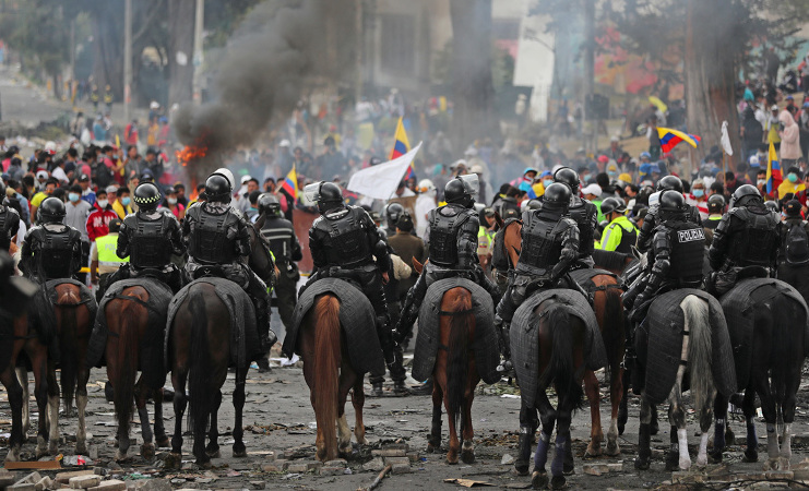 La policía antidisturbios reprime una protesta en Quito, Ecuador, el 13 de octubre de 2019. /Foto: Ivan Alvarado (Reuters)
