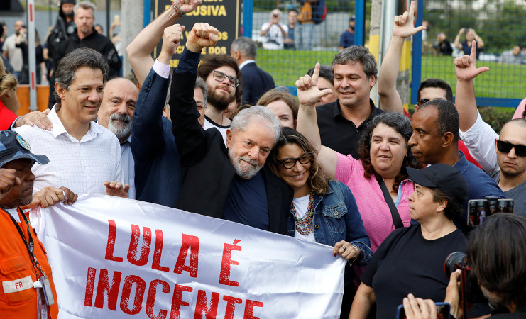 El ex presidente brasileño Luiz Inácio Lula da Silva tras ser liberado de la prisión, en Curitiba, Brasil, el 8 de noviembre de 2019. /Foto: Rodolfo Buhrer (Reuters)
