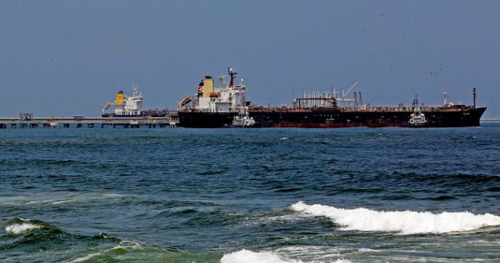 Las presiones a empresas navieras y la persecución al comercio de crudo entre Cuba y Venezuela aparece en el colimador de las medidas recrudecidas de bloqueo contra la Isla. Un petrolero ingresa al muelle de la refinería PDVSA, en El Palito, estado Carabobo, marzo 2018. /Foto: Juan Carlos Hernandez (www.globallookpress.com)