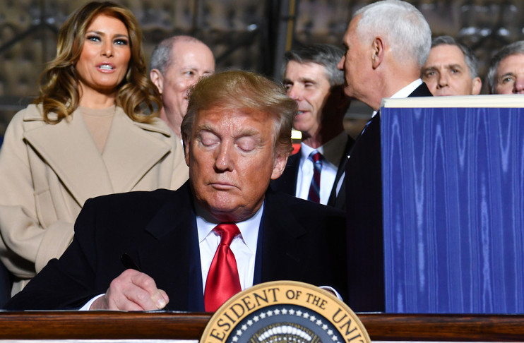 El presidente de EE.UU., Donald Trump, firma el presupuesto militar en el estado de Maryland, EE.UU., el 20 de diciembre de 2019. /Foto: Nicholas Kamm (AFP)