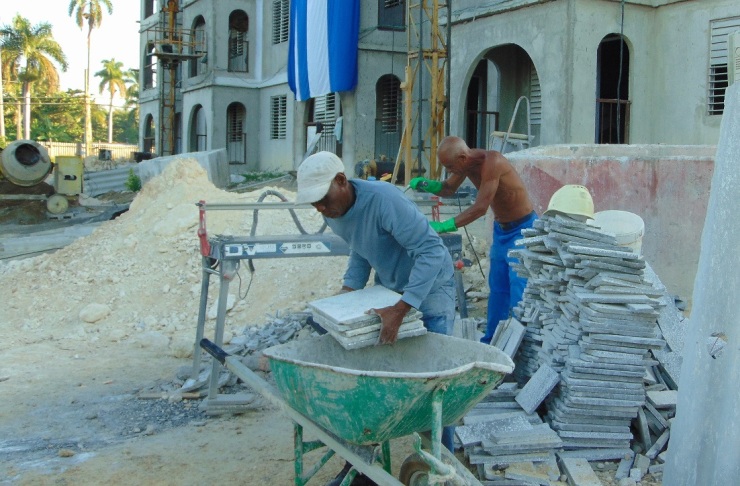 Cuba aspira a construir 40 mil 800 viviendas en 2020, un plan tenso en el que participan activamente la población y los gobiernos locales y otras entidades. /Foto: Ramón Barreras Ferrán (Archivo)
