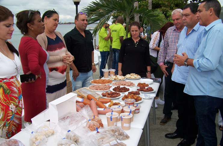 Autoridades del Turismo y de las organizaciones políticas reciben una explicación de las empresas productoras. /Foto: Efraín Cedeño.