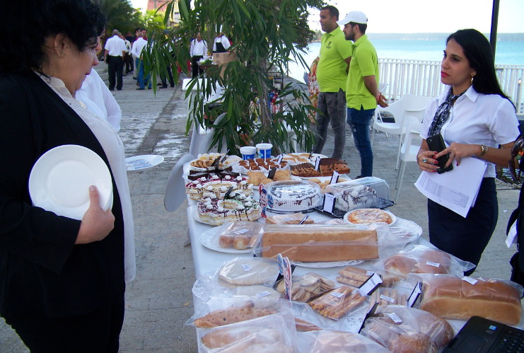 Dulces finos expuestos en la ronda de negociaciones. /Foto: Efraín Cedeño.