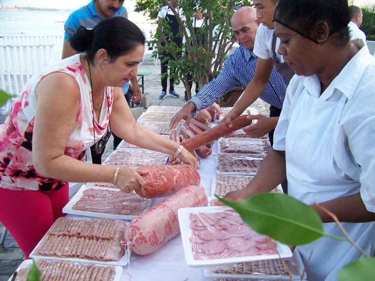 Variedad de embutidos de la Empresa Cárnica Cienfuegos. /Foto: Efraín Cedeño.