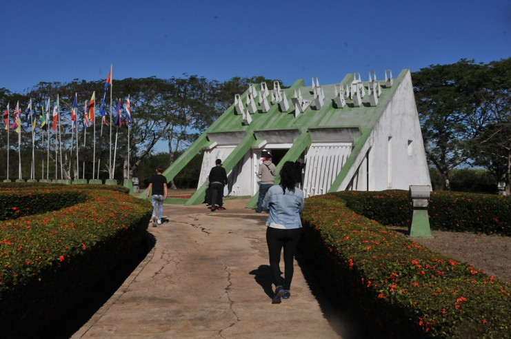 Miembros de la Sociedad Cultural José Martí en Cienfuegos, visitaron el Memorial Hanábana. /Foto: Juan Carlos Dorado