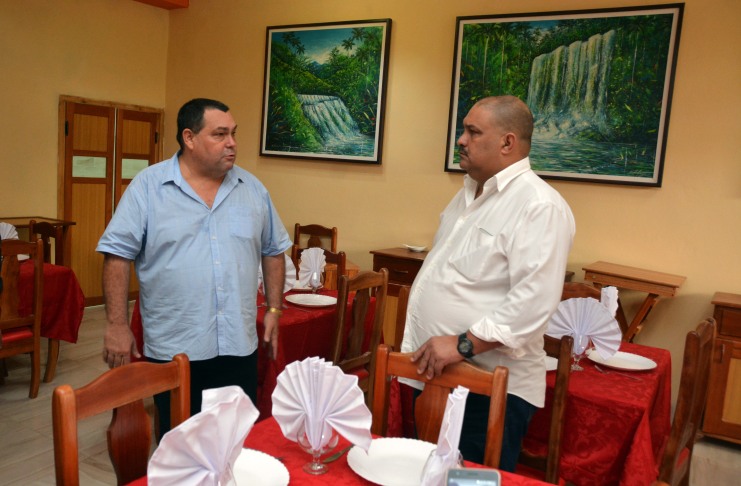 El primer secretario del Partido en Cienfuegos, Félix Duartes Ortega (a la izquierda) recorre el hotel Pasaje de Cumanayagua./Foto: Modesto Gutiérrez (ACN)