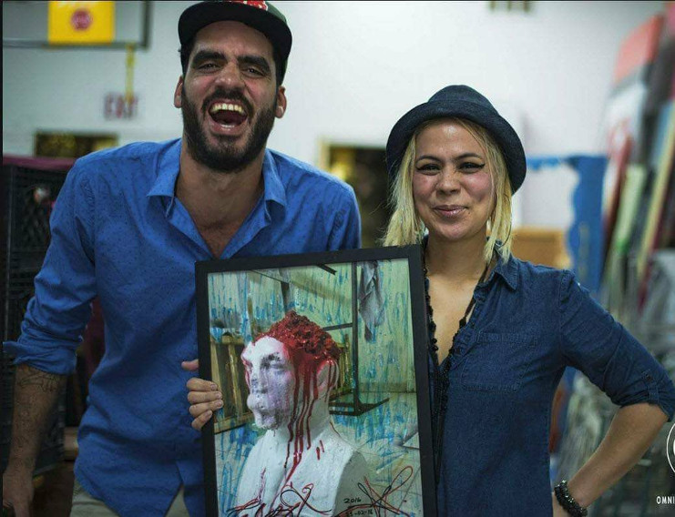 Ana Olema, acompañada de El Sexto, y una muestra de su "trabajo". /Foto: Razones de Cuba