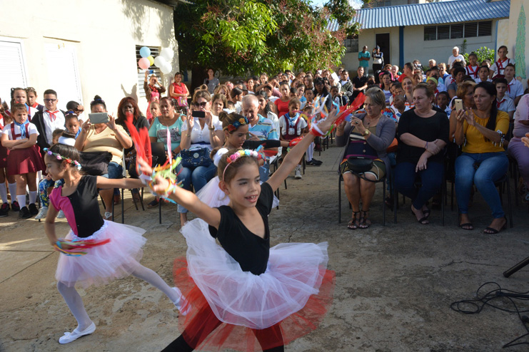 Los niños disfrutan el baile y el canto. /Foto: Modesto Gutiérrez (ACN)