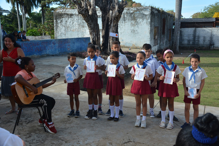 Los niños disfrutan el baile y el canto. /Foto: Modesto Gutiérrez (ACN)