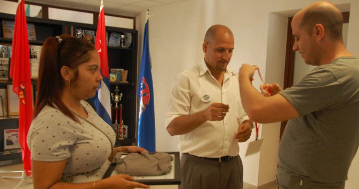 Oslien recibió, emocionado, su acreditación como delegado directo de Cienfuegos al XI Congreso de la UJC. /Foto: Karla Colarte