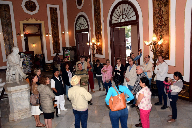 Guiados por el Conservador de la Ciudad, arquitecto Irán Millán, jurados del "Casa" visitan el Teatro Tomás Terry, nuestro Coliseo Mayor. /Foto: Modesto Gutiérrez Cabo (ACN)