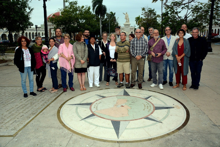 Los integrantes del jurado del “Casa” en el parque Martí, durante el recorrido con el conservador de la ciudad. /Foto: Modesto Gutiérrez (ACN)