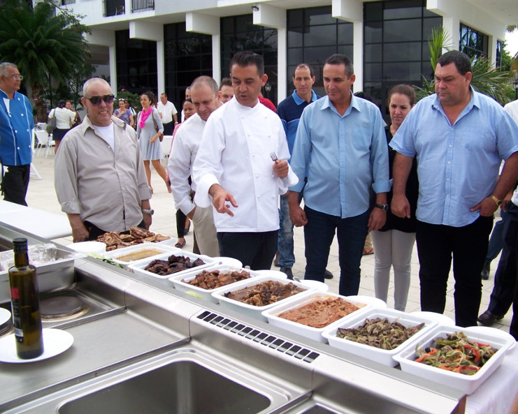 Los chefs del complejo Meliá Jagua explican algunos de sus recetas. /Foto: Efraín Cedeño.