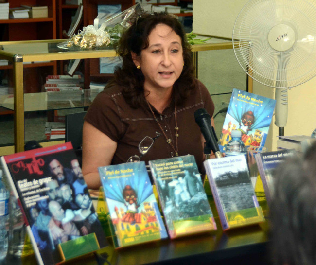 En la librería Dionisio San Román de Cienfuegos el público pudo comprar la colección galardonada en el Premio Casa 2019. /Foto: Modesto Gutérrez Cabo (ACN)