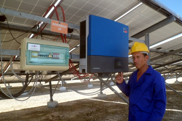 Operario de panel solar de Cantarrana. Allí toman la lectura, chequean los parámetros eléctricos y lideran la operación del parque. /Foto: Dagmara