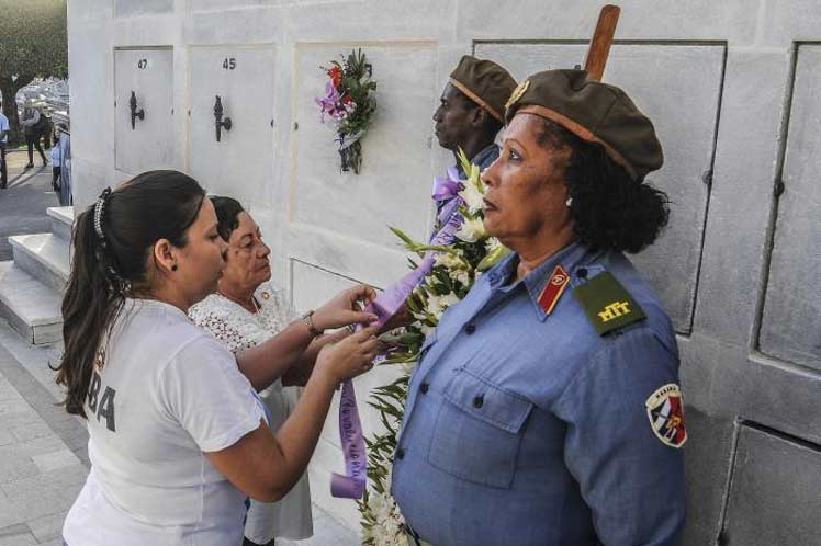 Ofrenda floral en el Panteón de la Fuerzas Armadas Revolucionarias de la Necrópolis de Colón. /Foto: Prensa Latina