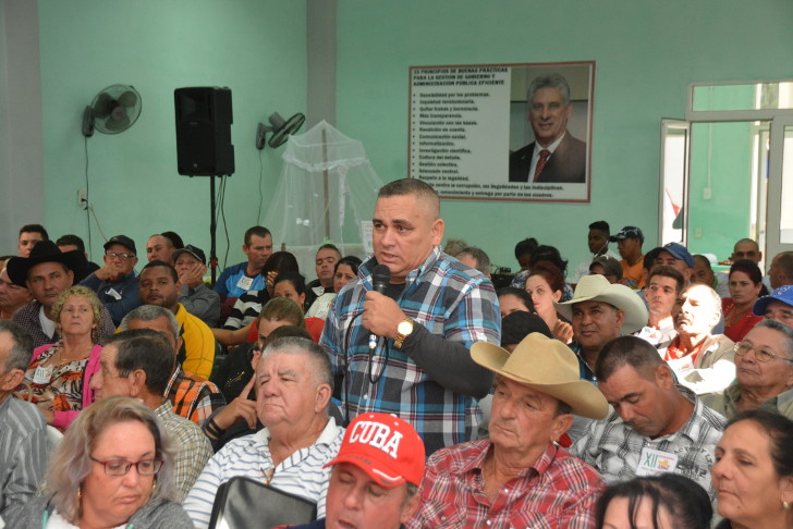 Campesinos de Aguada de Pasajeros debaten sobre los compromisos productivos, económicos y sociales del más occidental de los municipios ciernfuegueros. /Foto: Modesto Gutiérrez Cabo (ACN)