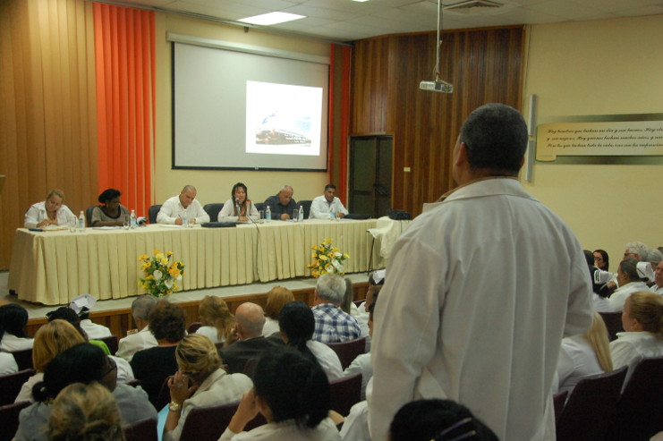 Trabajadores del Hospital General Universitario de Cienfuegos pasaron revista a lo realizado en 2019 y trazaron pautas para nuevas metas. /Foto: Karla Colarte