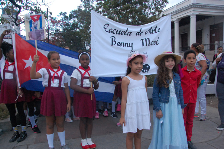 Ataviados con los trajes de sus personajes de La Edad de Oro, los niños cienfuegueros caminaron junto al Apóstol este 28 de enero. /Foto: Karla Colarte