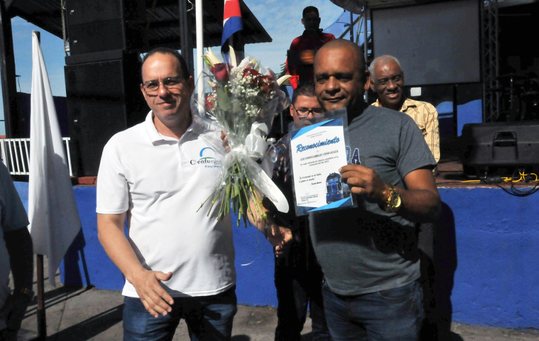 Reconocimiento al colectivo de la Unidad Empresarial de Base Ferrocarriles Cienfuegos en ocasión de celebrar el Día del Trabajador Ferroviario. /Foto: Juan Carlos Dorado