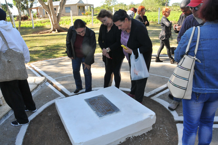 Esta tarja recuerda a la profesora cienfueguera Sabina Suárez Del Villar, quien en 1953 logró corroborar la estancia de Martí en Caimito de La Hanábana y marcó el lugar con una botella. /Foto: Juan Carlos Dorado